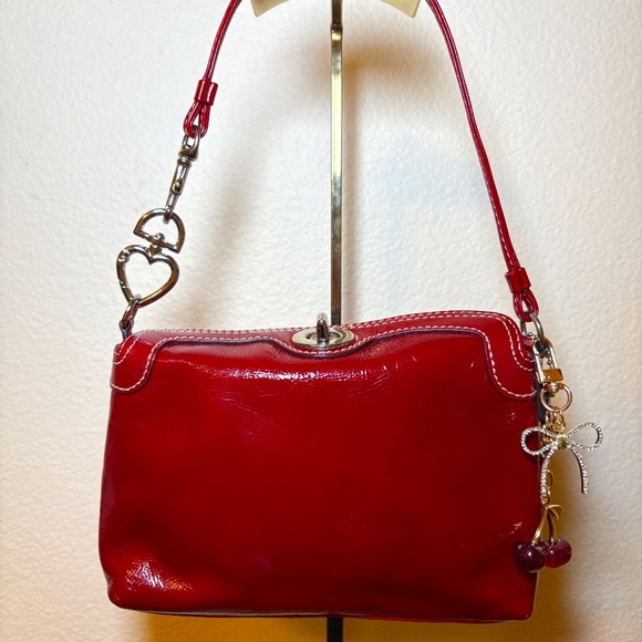 Coach turn lock mini bag/wristlet in Patent leather 🎀 - Picture 1 of 3